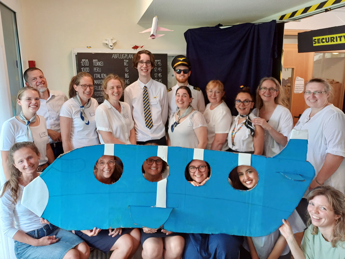 „Mit dem Flugzeug um die Welt&quot; – Thema und Team von unserem diesjährigen Sommerfest